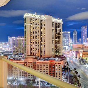 Lucky Gem Penthouse & Luxury Suites At Signature Resort, Balcony Strip View 1607